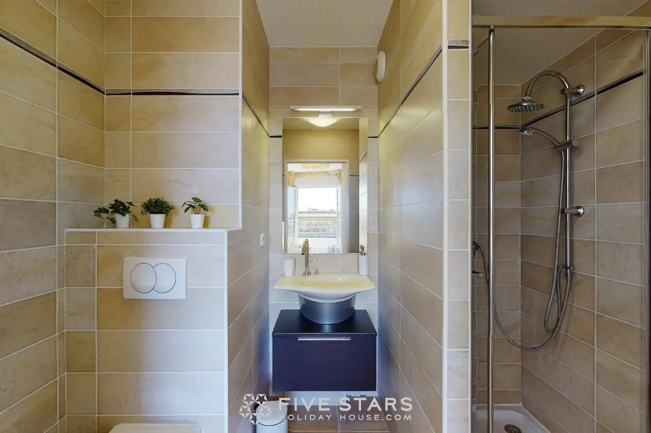 Luxury Beach Five Stars Holiday House Nice 0*,  Frankrike